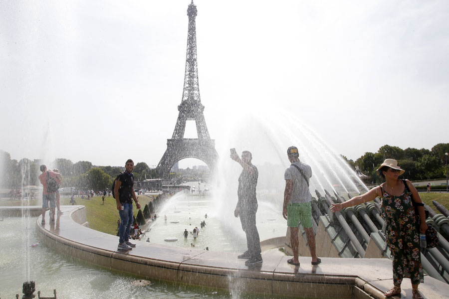 People in France cool off amid heat waves