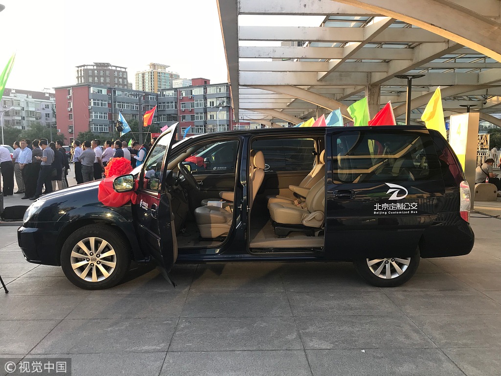 A vehicle for a trial online bus-pooling service at the Beijing South Railway Station, September 22, 2018. [Photo: VCG]