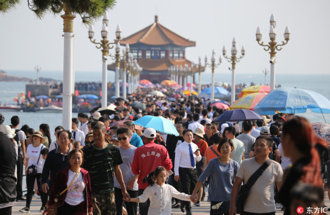 Photo taken on October 3, 2018 show tourism booming in Qingdao during the National Day holiday. [Photo: IC]