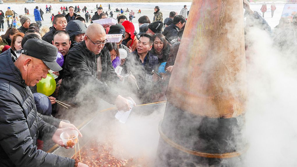 Thousands share large 'hot pot' feast on the snow