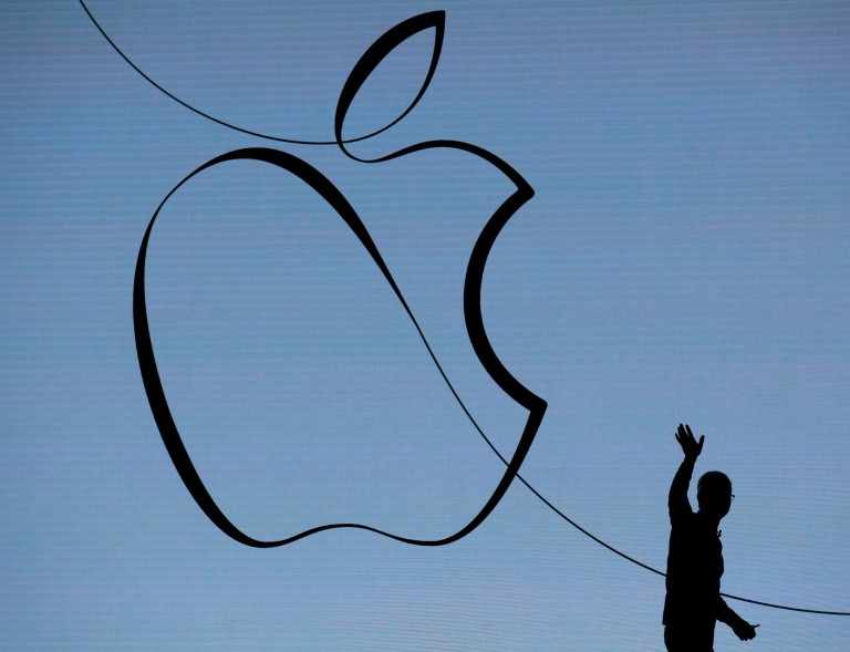 Apple reports higher profits, unveils big share buyback