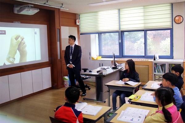 台城洞小学内，孩子们正在观看第一次韩朝领导人会晤影像资料。 本报记者 陈尚文摄.jpg