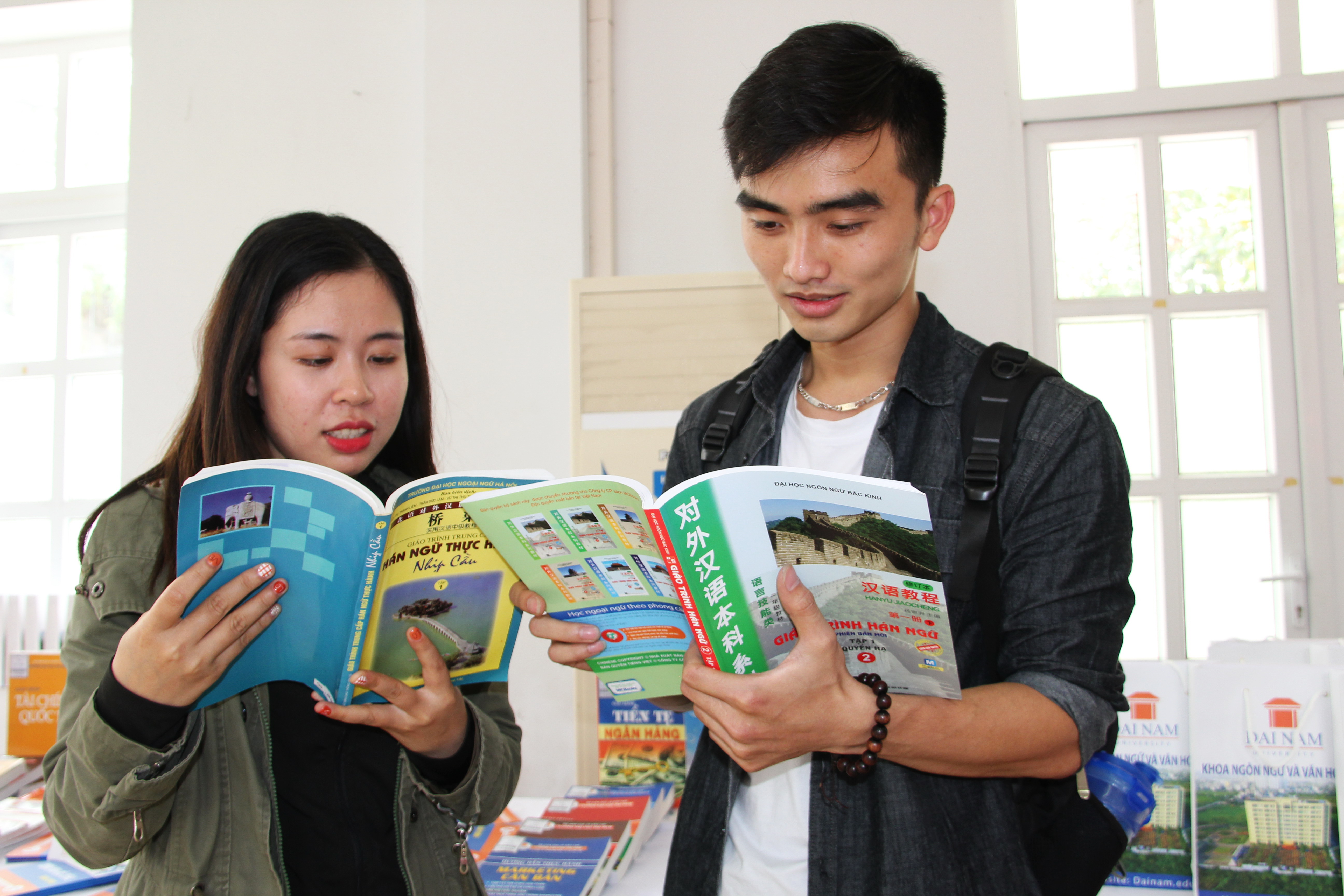 Video: Sino-Vietnamese youth reading roundtable kicks off