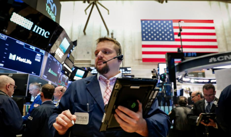 Wall Street closes sharply lower, tech leads late selloff