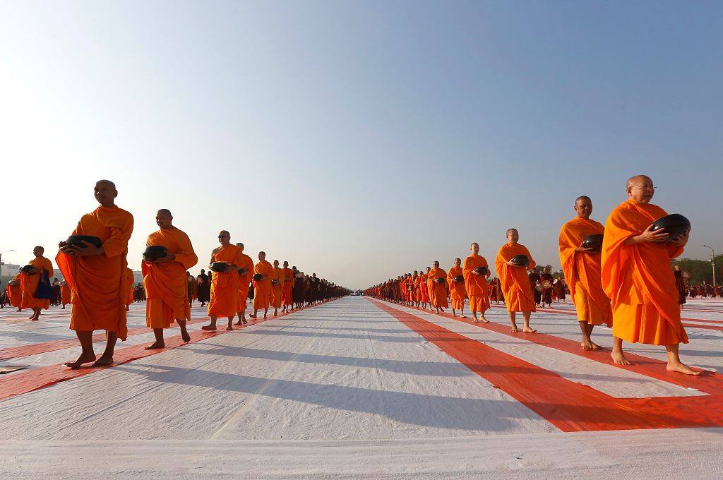 20,000 Myanmar and Thai Buddhist monks in Mandalay, Maynmar