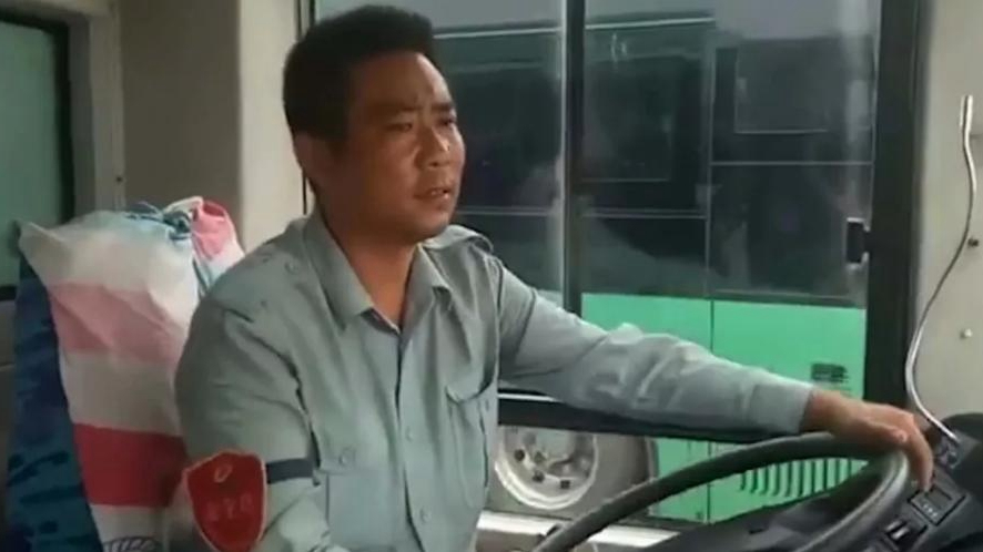 Dating service on wheels: Bus driver helps single passengers tie the knot