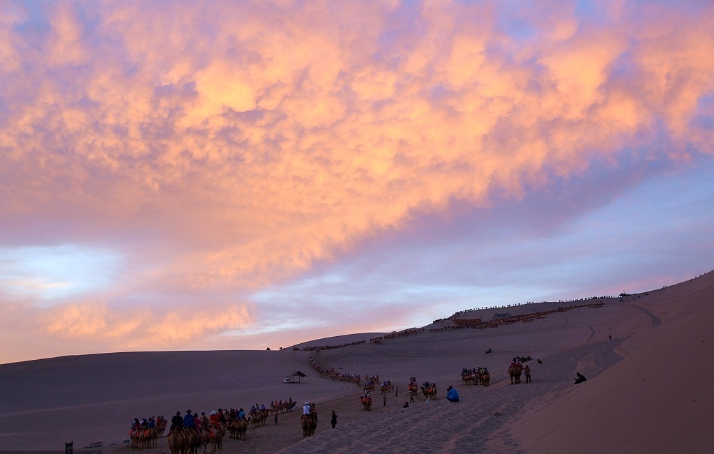 'Singing sand' attracts more tourists in Gansu