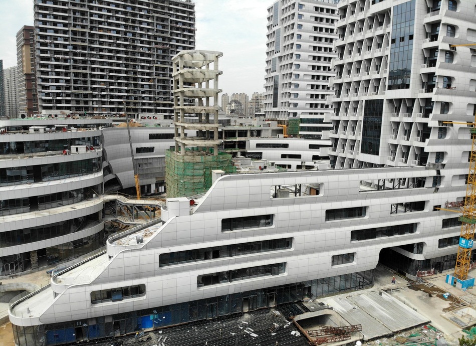 Cruise ship shaped building in Zhengzhou