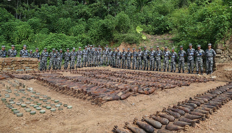 Soldiers conduct mine sweeping training along China-Vietnam border