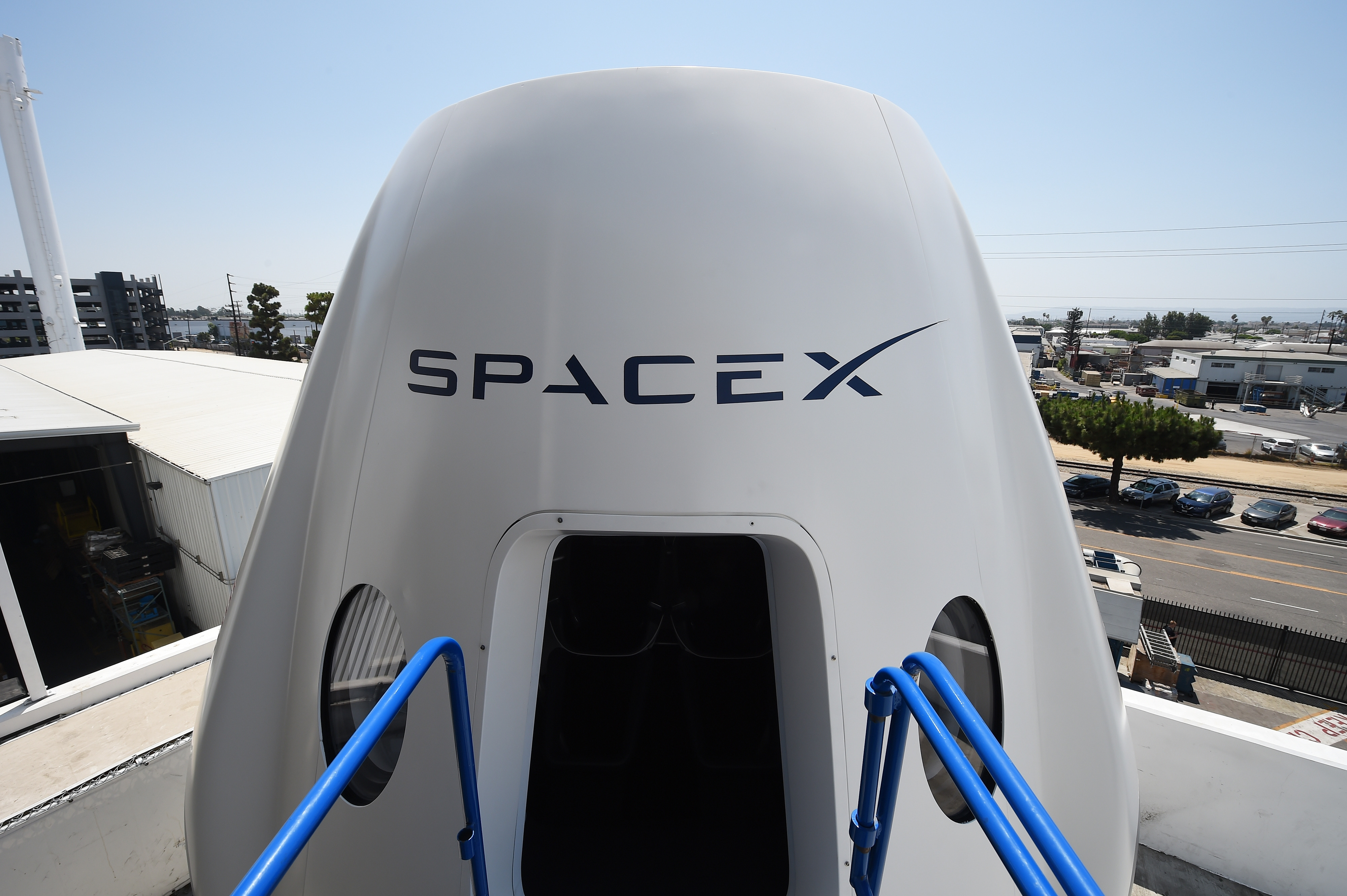 SpaceX announces new plan to send tourist around Moon