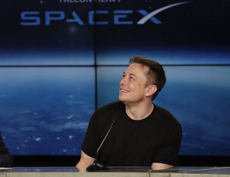 SpaceX to announce private moon flight passenger